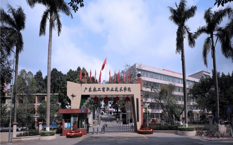 雷登電梯牽手廣東農(nóng)工商職業(yè)技術(shù)學(xué)院，為莘莘學(xué)子提供便捷垂直服務(wù)